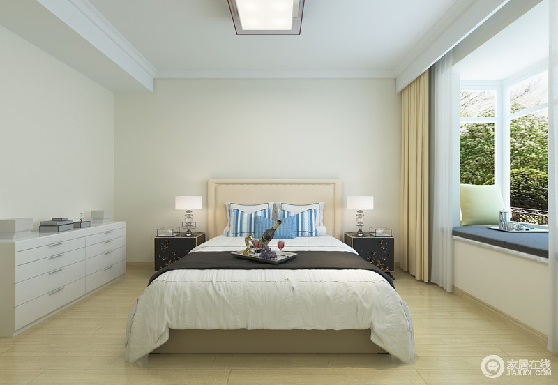卧室布置得十分简易，只添置生活必需的家具，保证室内可以有更大地活动空间。