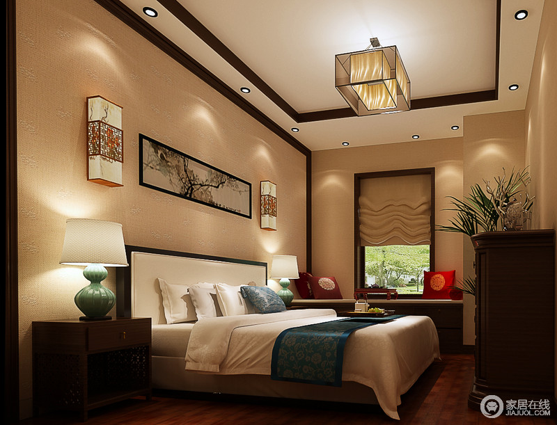 卧室使用了米黄色的壁纸打底，柔软温和的色调营造出放松舒适的入睡环境。装饰的壁灯、挂画与点缀在白色床品上的蓝色床旗、飘窗上的朱红靠包，自然、随性的体现出中式的清幽静美。