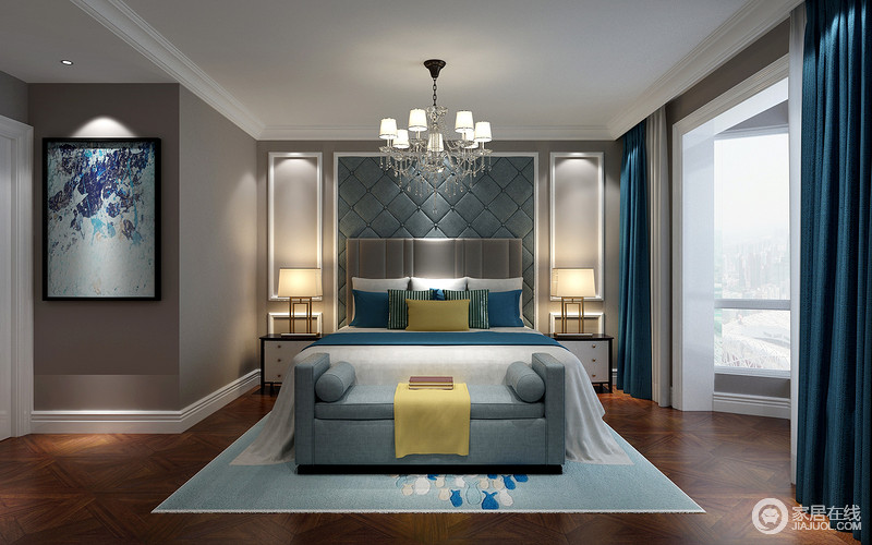 主卧室并没有太多家具，几件实用性产品，只为打造一个空灵的视觉效果，蓝色窗帘、地毯及沙发诉说着空间的优雅和浪漫。