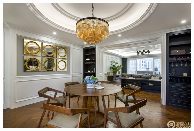 餐厅圆形的餐桌搭配太师椅，为空间增添了一是古朴典雅的气息。
