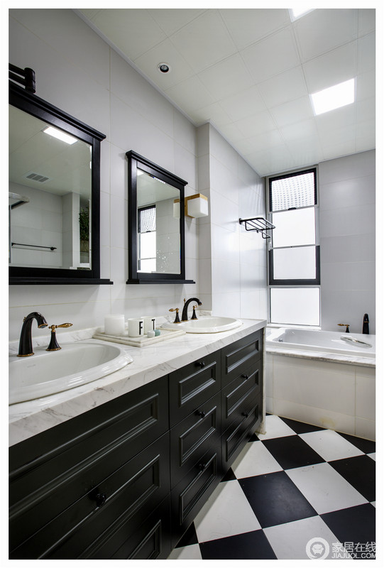 卫生间黑与白的搭配，让整个空间层次分明，室内增加储物柜，方便浴室内物品的收纳。