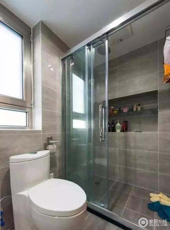 玻璃隔断做成干湿分离，淋浴间壁龛的设计可以装下日常的瓶瓶罐罐，使得空间更整洁。