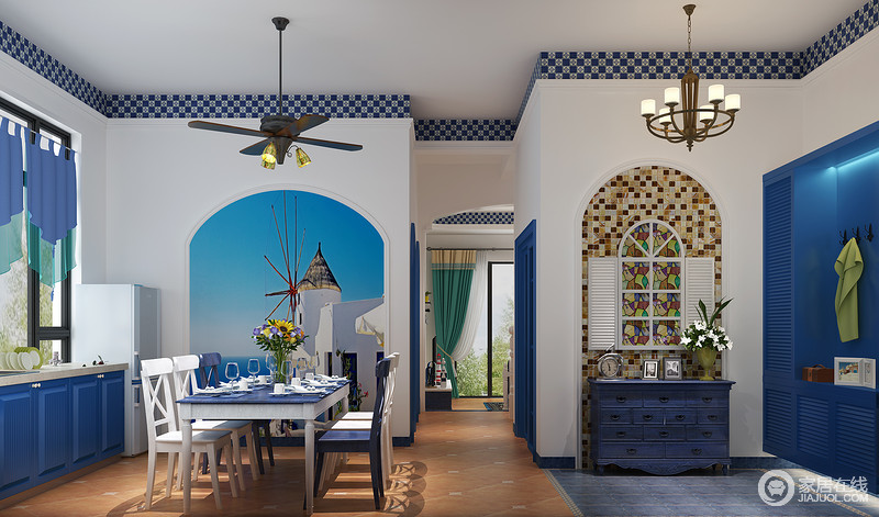 餐厅通过走廊进行分区，但是两个区域中凭借着拱形门和马蹄状窗户来强调地中海所独有的魅力；蓝色调的家具犹如湛蓝的海平面将清新输送于此处，让人新生爱意。