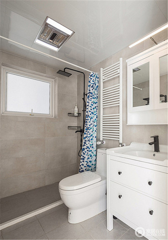 现代空间以深灰色砖石来铺贴墙面，但是通过浴帘起到干湿分离，白色盥洗柜搭配镜面柜让收纳不成问题。