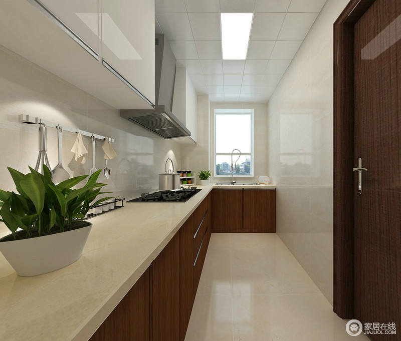 厨房因为户型的局限，呈L型，但是设计师通过增加橱柜的方式来体现功能性；米色系地砖和橱柜台面无形之中令空间充满温馨。
