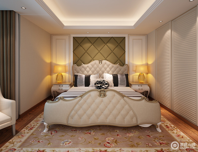 对称的设计手法，让空间显得高贵典雅；花卉地毯烘托着端庄的气质，线条优美的欧式双人床赋予空间轻奢的贵气；衣柜入墙，避免对空间的占用。