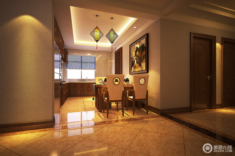 客厅与餐厅成转角，灵动空间，舒展无限；灯笼形吊灯成对出现，也验证了中式设计中对称成美的设计。