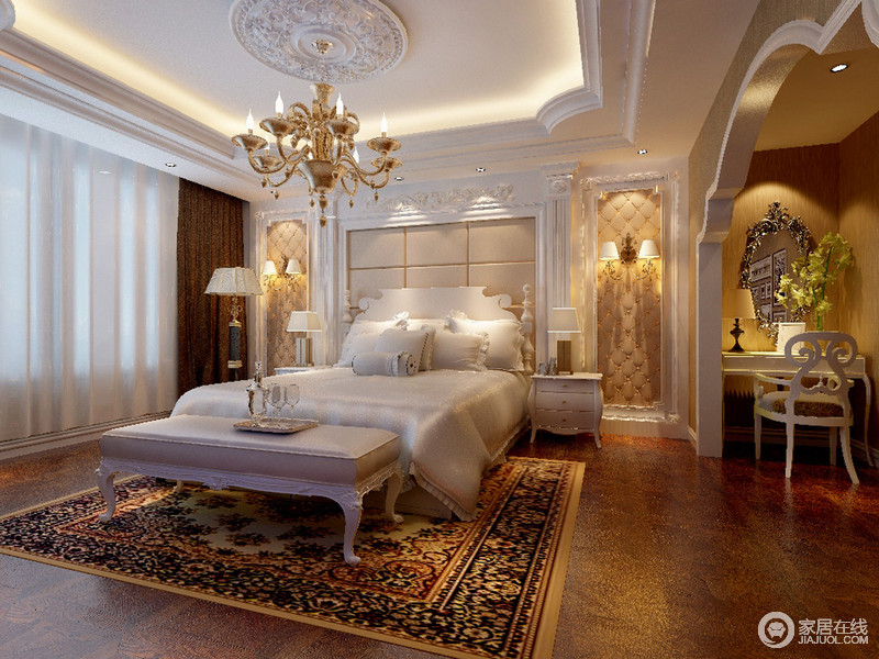 褐木地板反衬出白色丝绸床品的精细品质，黄铜烛台吊灯和新复古家具烘托出卧室低调地奢华。