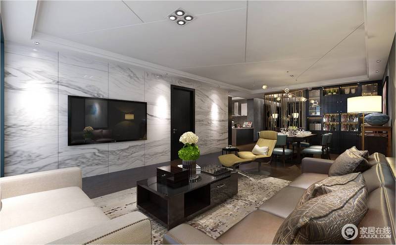 现代空间里，浅灰白色的电视墙与沙发区域的深色系碰撞出绅士的格调。皮质的沙发与金属材质的茶几，彰显出优雅的质感，茶几上清新的花束，为空间增添一丝自然的情调。