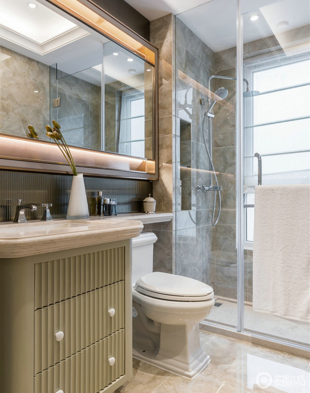 卫生间台盆方便储物，镜柜也因实用而设，墙砖的色泽与环境相统一，和谐极了。