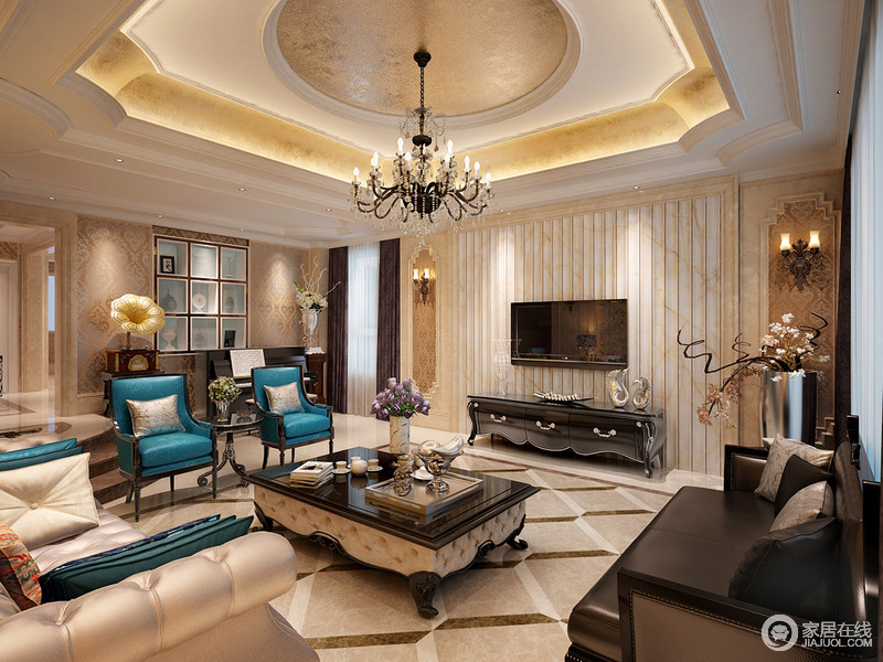 客厅孔雀蓝与米黄色沙发搭配，而黑色电视柜、茶几的点缀让空间欧式设计更为强烈，也在器物之间构成强烈的对比，凸显华丽与大气。