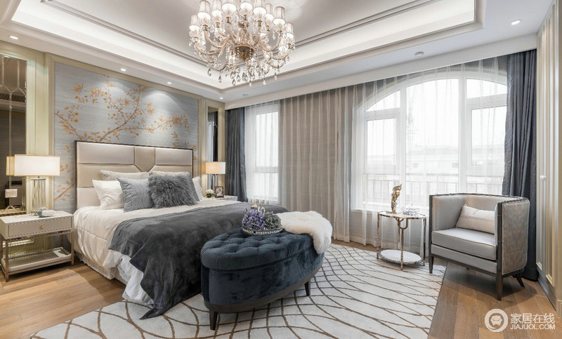床头背景墙被花卉壁纸加以点缀，璀璨的欧式吊灯、白色几何形地毯将现代欧式风置于卧室，是个绝美的空间。