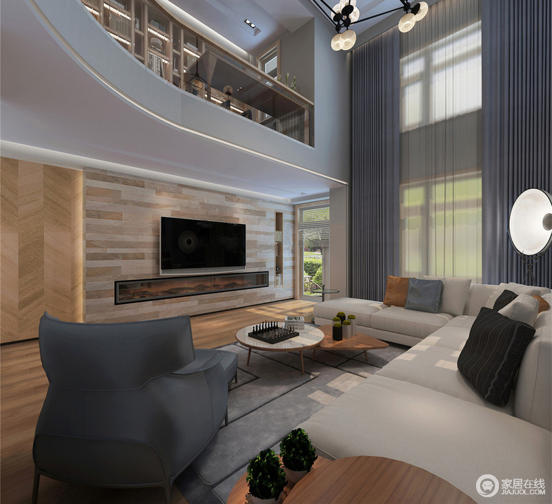 公寓结构自带建筑之美，为了令高挑的空间有新的视觉朝气，设计师选择灰蓝色窗帘和纱幔来增加朦胧感，让人在无形之中感受到轻快；全木的空间以自然温润暖化氛围，灰色沙发与轻巧的家具带来时髦。