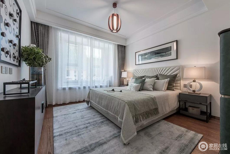 素净的墙面基础上，以简单的家居布置，在橄榄状的吊灯下打造出低调但轻奢的卧室空间。