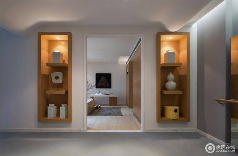 更衣室以米白与浅橡木纹质感的系统板材搭配，沿壁面围绕，中央结合穿衣镜，彰显空间独特的精品质感。