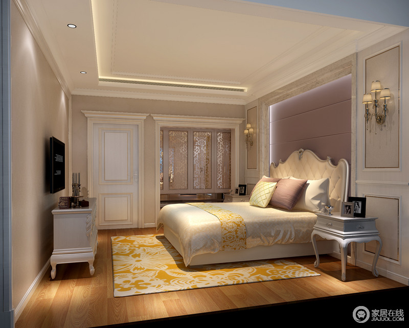 暗雅地卧室十分静谧，中性调的家具塑造着经久不衰的艺术效果，黄色为底，白色花纹相配的地毯点染着空间的温暖，勾勒出一个古典而又现代华丽的宫殿。