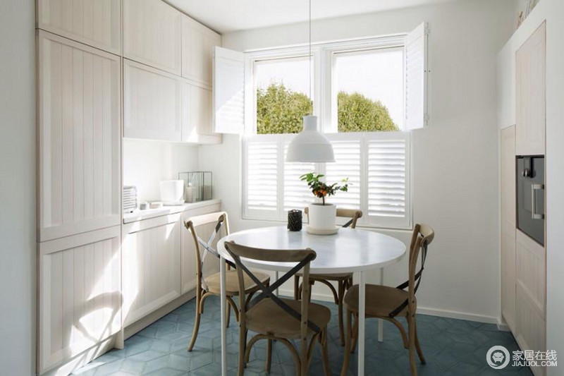 休闲室中白色格栅窗彰显着北欧小清新，木质家具在得当的位置展露其实用性，丝毫不令人烦恼小空间的局限。