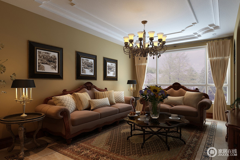 客厅区的装修极具美式风格，在绿植的装点下恬淡静雅，宽厚简单的深褐色的沙发和墙面浅黄色的墙漆，在明暗的对比下，赋予空间稳重睿智的气韵。复古地毯与沙发颜色相近，形成一种延续。