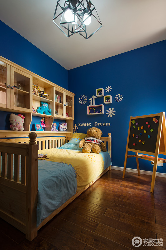 儿童房天蓝色，让小朋友充满了丰富的想像感。