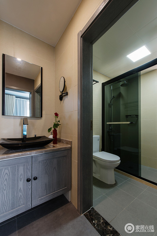 卫生间采用了干湿分区，灰色的浴室柜，显出了现代感。