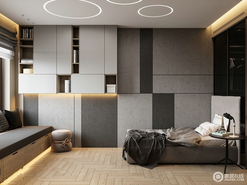 卧室做了墙体收纳的设计，实用又美观；原本浅灰色的砖石以深浅组合的形式让墙面更有层次感；白色的吊柜与原木地板给予空间温和，也带来一种简洁温馨。