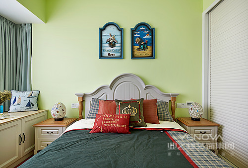 次卧是给小孩子居住的，采用了活泼的嫩绿色，新鲜活力，充满了自然的味道；格纹与床品的点缀让空间多了大气，床头柜和挂画成双成对，满是雅致与温馨。