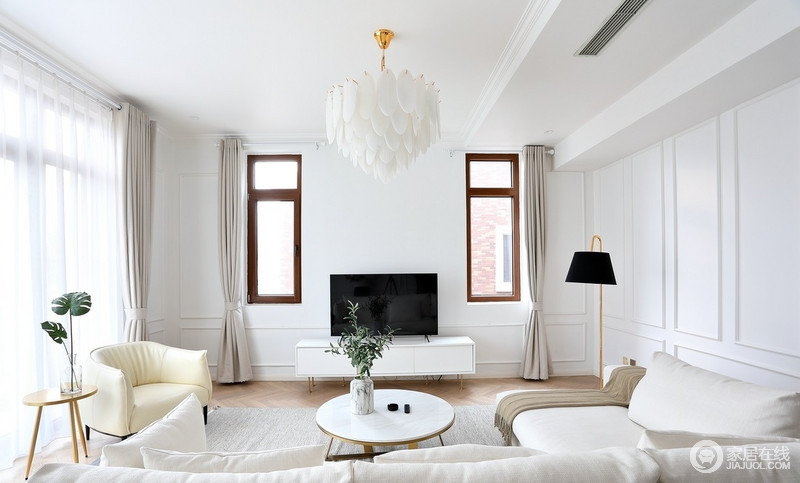 整体空间以白色色调为主，搭配浅色调沙发，看起了简约有品质，空间感十足，而驼色窗帘、黄铜落地灯无疑，给空间带来一种和美。