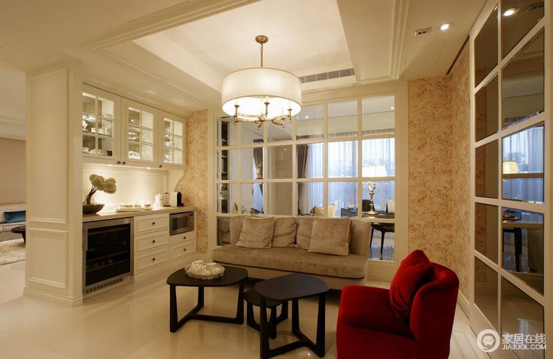 组合家具采用了白色和流行色，配上适当的灯光组合，外加极富现代感的电器组合。