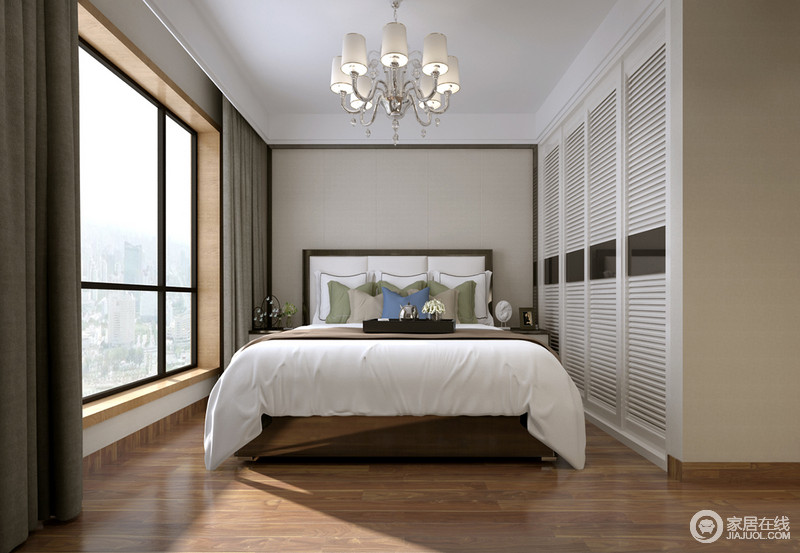 卧室依循简单，省去不必要的装饰，通过木地板和白色床品上的零星点缀的绿色、裸色和蓝色抱枕来表达出简馨的氛围。