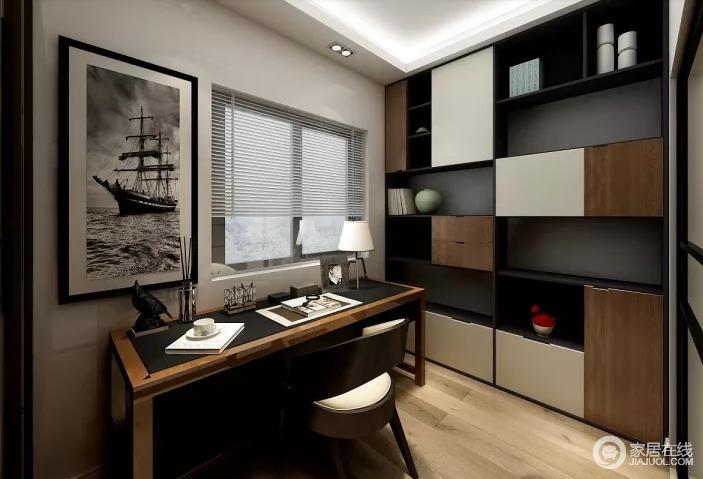 书房的设计背景墙设计了一个书柜当做储物柜来用，与书桌的褐色构成一种大气，可以说黑白之间流动着现格调。