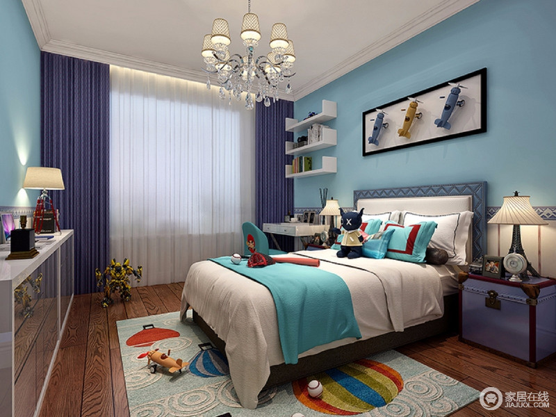 男孩子的房间也采用了清爽的天蓝色，以纯净的姿态赋予空间纯真的味道；蓝白相间的床品上、地毯上、墙面装饰上，充满童趣的图案和元素，令空间处处都是童真。