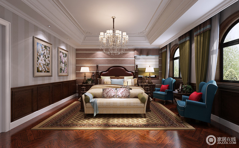 卧室以几何线条展现空间内容的丰富，壁画与靠枕花色相宜，对称宝蓝沙发椅上一对朱红靠包，带着艳色的魅力，为空间增添一抹张扬娇媚的诱惑感。