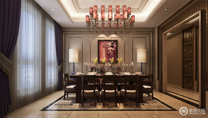 餐厅布局规整对称，注重比例的和谐统一。家具的配置上，追求素雅自然之美。而背景板墙则采用现代银色双扣线，空间展现出古今合璧，儒雅中婉约精致。