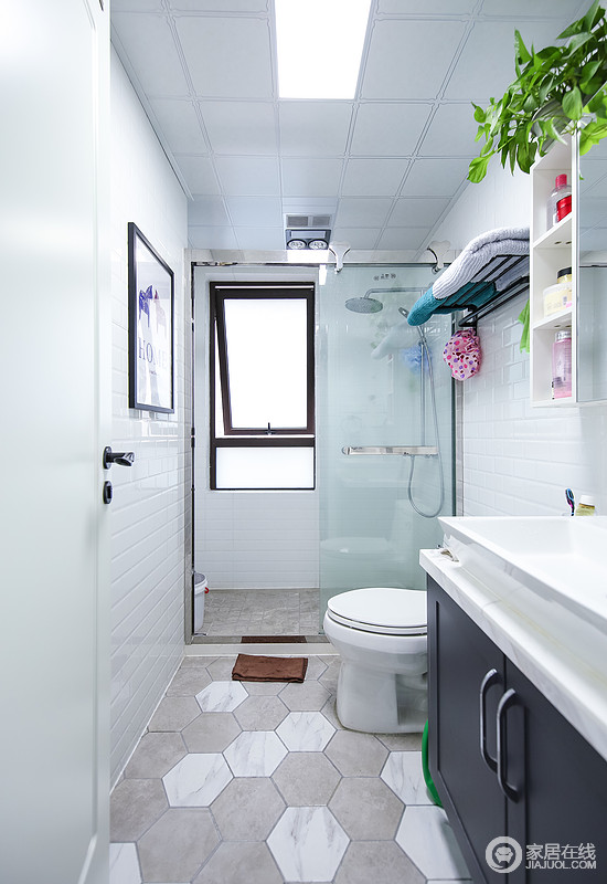 卫生间区分了干湿分离，平整的设计，以玻璃门与空间区分，多了整洁大气。