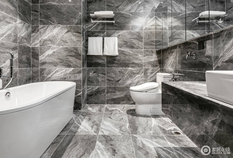 卫浴空间的配置无论从颜色还是功能上都给人简洁大方之感，再加上灰白的花纹瓷砖让空间更有层次和质感，带来一种抽象之美；但是功能设计上的分区，不失体验。