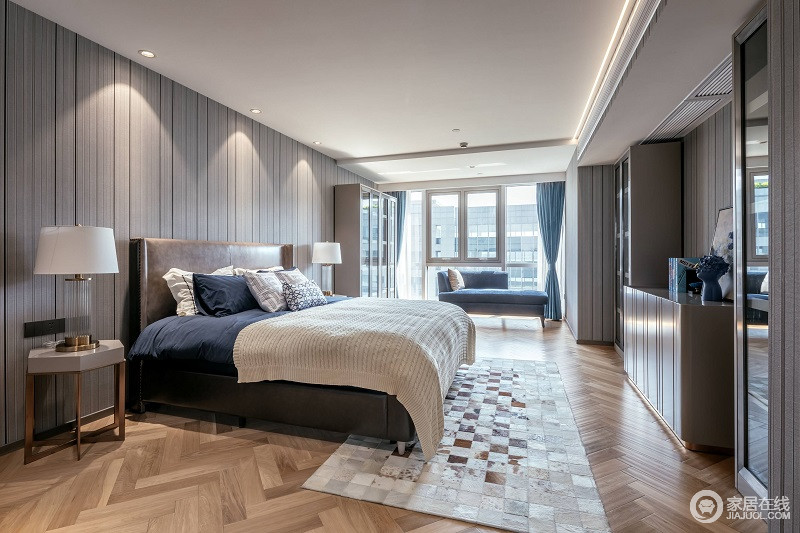 卧室宽敞的面积却配置简单素雅的单一家具陈设，增加了空间的可塑性和自由性，再加上舒适柔和的配色让居家更美好。