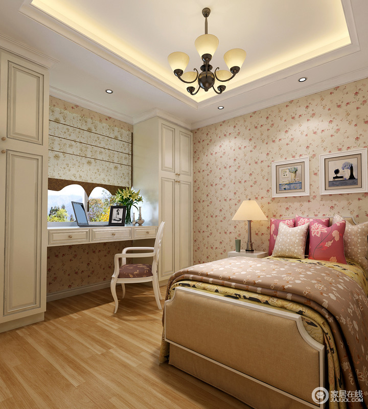 卧室以统一的形式将壁纸和窗帘的花卉元素和色彩以红色的热烈营造出温暖感；根据空间的结构，设计师将白色衣柜设计在窗户两侧，对称中实用性极佳；驼色床品、粉色靠垫碰撞出温馨。