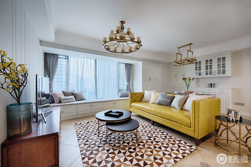美式风格方客厅简洁、明快、清爽，黄色的皮质沙发搭配金色质感的吊灯、茶几，装饰品等衬托出空间的稳重、时尚。
