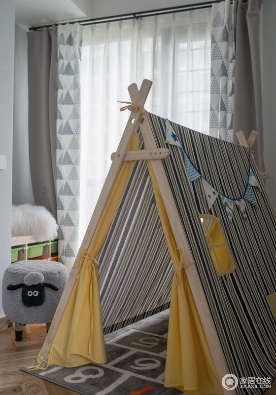 儿童放安装了一个简版印第安帐篷，让孩子的房子充满童趣和自然，充满幻想和童真的成长，浅色三角形图案的窗帘搭配各式玩具，果真是清新之中满是童趣。