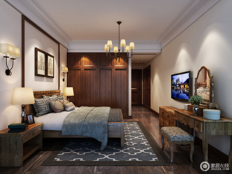 卧室整体以木质为主，从地面到家具体现着美式复古，虽然没有明艳的色彩，但是透着田园的生机，让家更舒适；灰蓝色地毯柔和的色彩令空间更显优雅，对称的陈列手法，有秩序地表达着美式生活品质。