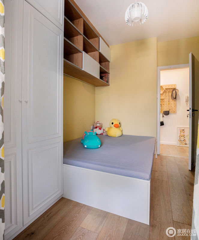 次卧使用了整体定制家具来增加储物空间，清新的白色和柔和的米黄色，加上原木的自然，空间散发着舒适感。
