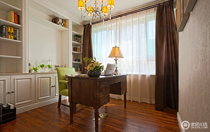 书房简单实用，但软装颇为丰富，显示主人的品味，美式书桌搭配绿色现代木椅，中和出不一样的时尚；褐色窗帘搭配白色纱幔给空间不一样的古典之美。