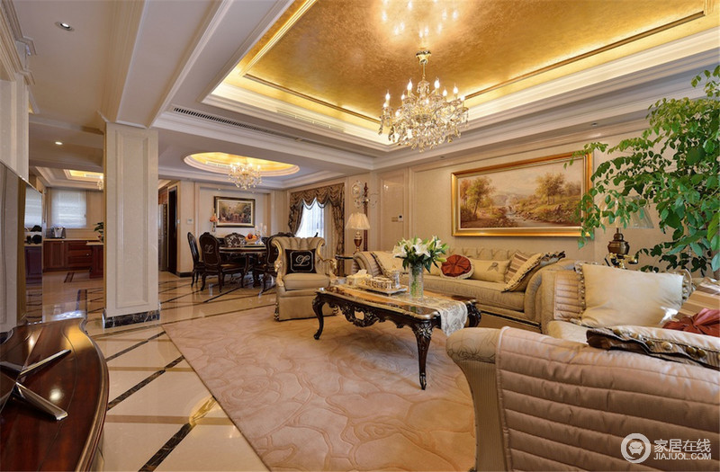 客厅的沙发、茶几以及绿化、壁画等都是经过设计师的精心筛选。