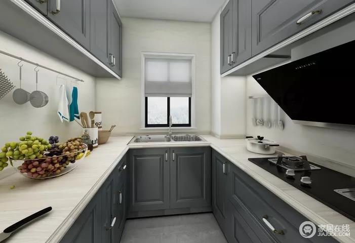 厨房的设计色调以灰色为主色调，橱柜的设计大方美观实用性强。