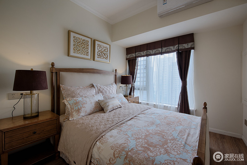 温暖的淡粉色营造出轻柔的卧室氛围，实木双人床则沉厚温和，深浅之间搭配了蓝白色调，为空间注入了清爽气息，营造日常生活里的清新小调。