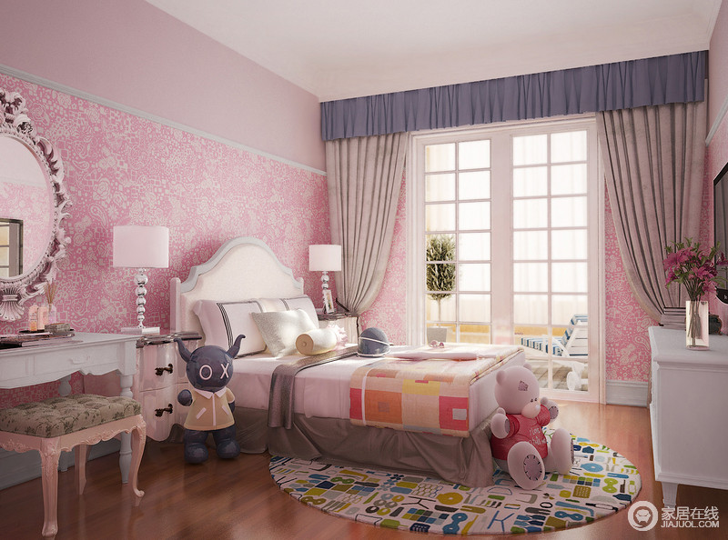 俏皮可爱的壁纸在粉色的渲染中多了份甜美，白色家具依然有着美式设计的踪迹，但是因为白色的缘故，而清新了不少；设计师运用了不少现代感的家具或者摆饰，让整个空间静美清雅。 