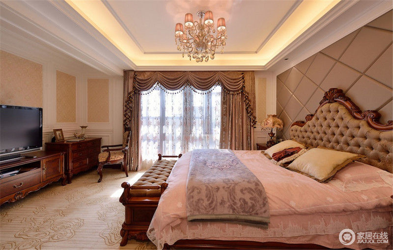 主卧的床也选用了实木材质，大气且与整个家装风格统一。