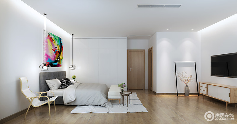 卧室的大白墙和嵌入式衣柜一气呵成，简洁连贯，实用得体；原木地板给予空间暖度与温实，配以不同造型的实木家具，更有质感，并让空间具有设计感；通过盆栽干花和木架构图为一副画，与花器呈自然清新；灰色床品的层次让生活更显舒适，金属吊灯和彩色人物艺术画演绎不同的美学价值，让空间多了份变化。