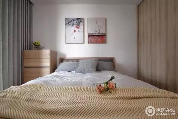 次卧的设计同样是以木色和白色为主，原木风的衣柜、床和斗柜，搭配白色的墙面和浅灰色的床品、窗帘，看起来简单又舒适。