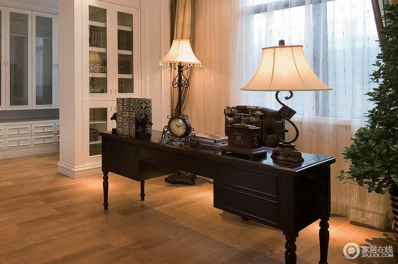 书房中依然选用欧式褐木书桌和白色书柜，将旧式舒适与现代时髦集合在空间中，体现出些许轻摇滚。